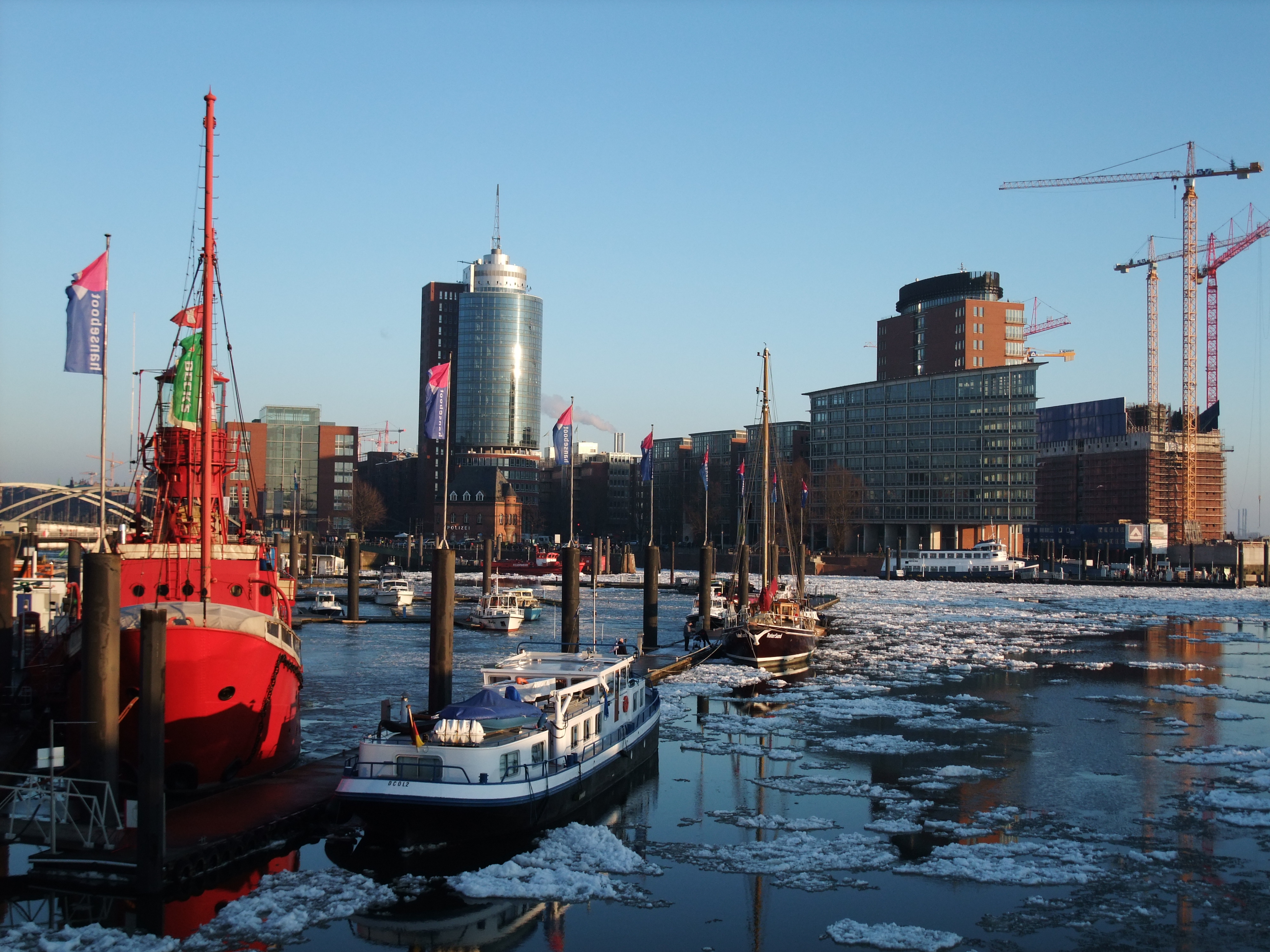 Hamburg_harbour_Jan2009